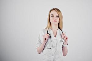 blond läkare sjuksköterska med stetoskop isolerad på vit bakgrund. foto