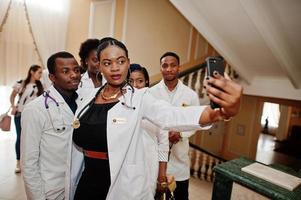 grupp afrikanska läkare studenter inom medicinskt universitet gör selfie på telefonen. foto