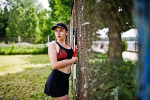 vacker sport kvinna tennisspelare med racket i sportkläder kostym. foto