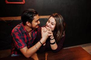 lyckliga asiatiska par tillbringar tid tillsammans på lounge bar club. foto