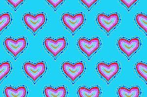 mönster av frihandsskiss form hjärta, färgglada röd rosa blå orange färg designelement isolerade på ljusblå bakgrund, symbol kärlek alla hjärtans dag foto