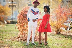 snygga trendiga afro frankrike par poserade tillsammans på höstdagen. svarta afrikanska modeller i kärlek. foto