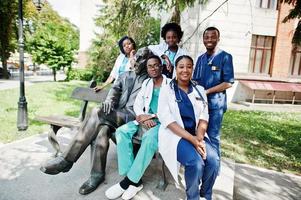 grupp av afrikanska läkare studenter nära medicinska universitet utomhus. foto