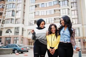 tre unga college afrikansk amerikansk kvinna vänner spenderar tid tillsammans. foto