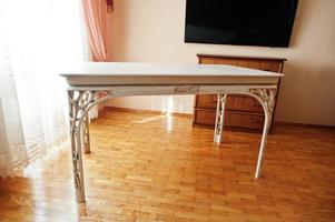 vitt trä snidat bord i lägenhet. foto