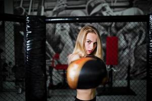 sexig sport blond tjej boxare poserade i ringen. fit kvinna boxning. foto