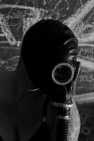 kvinna med gasmask foto
