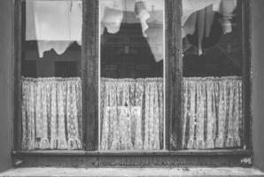 gamla träfönster med gardiner foto