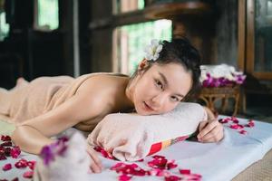 massage och spa avslappnande behandling av kontorssyndrom traditionell thailändsk massagestil. asain kvinnlig massör gör massage behandla ryggsmärtor, arm smärta och stress för kontor kvinna trött från jobbet. foto