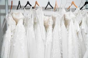 bröllopsklänningar hängande på en galge. mode look.vacker brudklänning på galgar foto