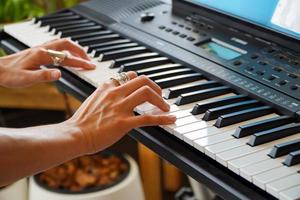 manliga händer spelar piano .human händer spelar piano på festen. man spelar synthesizer-tangentbordet foto