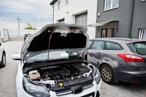 bil reparation och underhåll tema. öppen motorhuv i autoservice. foto