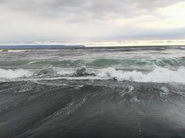 stranden solen har satt havet avkoppling foto