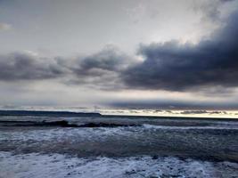 stranden solen har satt havet avkoppling foto