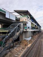 stora moderna station för det nya pendeltåget. foto