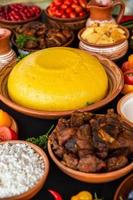 hemlagad rumänsk mat med polenta, kött, ost och grönsaker. läcker majsgröt i lerrätter. mamaliga eller polenta, en traditionell maträtt i moldaviens, ungerska och ukrainska köket. foto