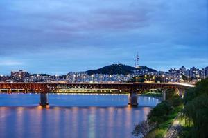 nattvy över seongsu-bron och namsan-tornet i seoul, korea foto