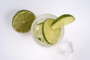 uppfriskande cocktail med grön citron och is. foto
