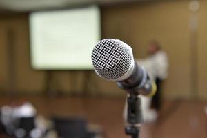 mikrofon i ett rum för oskärpa bakgrund foto