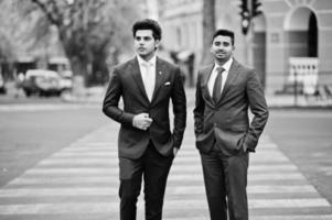 två eleganta indiska fashionabla mans modell på kostym gå på kors fotgängare. foto