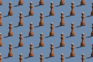 schack. seamless mönster gjorda av svarta drottningar på grå bakgrund. foto
