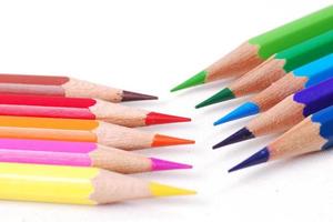 färgglad blyertspenna på isolatbakgrund foto