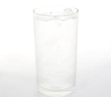 is i ett klart glas på vit bakgrund är is för kylning och dricksvatten. äta. sedan ge energi-liv och friskhet-vatten är viktigt i denna värld oavsett om människor eller djur. foto