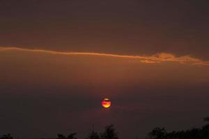 solen går ner på kvällen, atmosfären är varm och romantisk, den naturliga skönheten på landsbygden i thailand förändrar atmosfären varje dag är annorlunda. foto