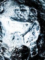 abstrakt isbakgrund, isbitar känns fräscha under varma dagar, is är oumbärlig på sommaren. det hjälper dig att fräscha upp och få dig att må bra. foto