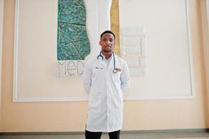 afrikansk amerikansk doktorand man på labbrock med stetoskop inom medicinskt universitet. foto