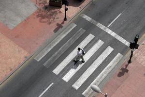 övergångsställe med en person, övergångsställe på gatan, övergångsställe i staden foto