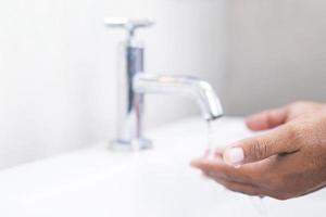 tvätta händerna gnugga med tvålman för förebyggande av coronavirus, hygien för att stoppa spridningen av coronavirus. foto