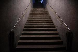 trappa. tunnelbanetrappa gammal i mörk natt avskild, betongtrappor i staden, sten granit trappsteg ofta ses på monument och landmärken, går upp. arkitektoniska detaljer interiör foto