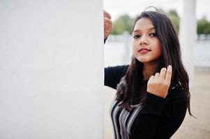 närbild porträtt av ung vacker indisk eller sydasiatisk tonårsflicka i klänning. foto