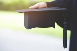 examen, student håller hattar i handen under inledningen framgång akademiker vid universitetet, koncept utbildning gratulation. graduation ceremoni, gratulerade akademiker vid universitetet. foto