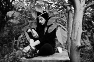 sensuell tjej helt i svarta, röda läppar och hatt. goth dramatisk kvinna. svartvitt porträtt. foto
