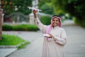 mellanöstern arabisk affärsman poserade på gatan med drönare eller quadcopter vid händerna. foto