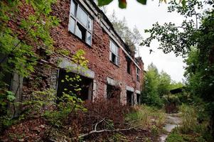 industriell exteriör av en gammal övergiven fabrik. foto