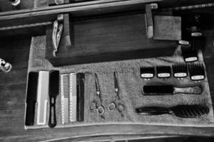 Barberverktyg på trä bakgrundsbord. foto