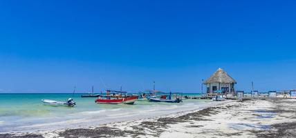 holbox quintana roo mexico 2022 vackra holbox ön strand sandbank panorama turkost vatten människor mexico. foto