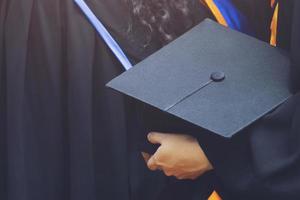 selektivt fokus på examensmössa för främre kvinnliga akademiker i början av ceremonin foto