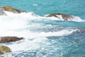 havsvågor i havet våg stänk krusning vatten. blått vatten bakgrund. foto