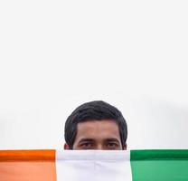 patriotisk indisk pojke med indiska flaggan foto