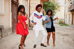 grupp av tre snygga trendiga afro frankrike vänner poserade på höstdagen. svart afrikansk man modell med två mörkhyade kvinnor. foto