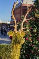 julstadsdekorationer. julgran och guldhjort på röda torget i Moskva, Ryssland foto