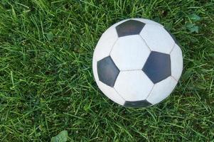 fotboll boll på grönt gräs. ovanifrån med kopieringsutrymme. sport och rekreation koncept foto