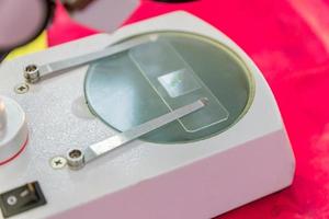 laboratorieutrustning, optiskt mikroskop för skollektioner på rött bord foto