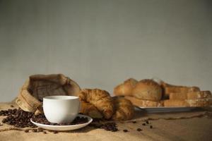 kaffebönor och bröd på bordet foto