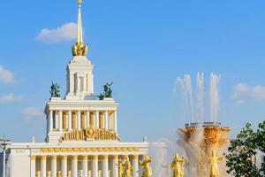 Moskva, Ryssland, 2019 - folkets fontänvänskap och centrala paviljongen vid vdnh park i Moskva mot blå himmel på solig sommardag foto