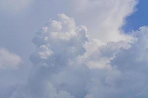 blå himmel med vita fluffiga moln, naturbakgrund foto